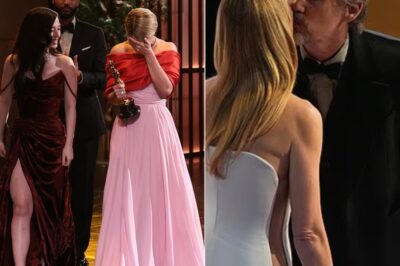 Several candid moments from the Oscars unfolded away from the television broadcast, including Leonardo DiCaprio sharing a warm hug with Michael B. Jordan and Ethan Hawke greeting Gwyneth Paltrow backstage, giving fans a glimpse of the relaxed interactions between stars during Hollywood’s biggest night.